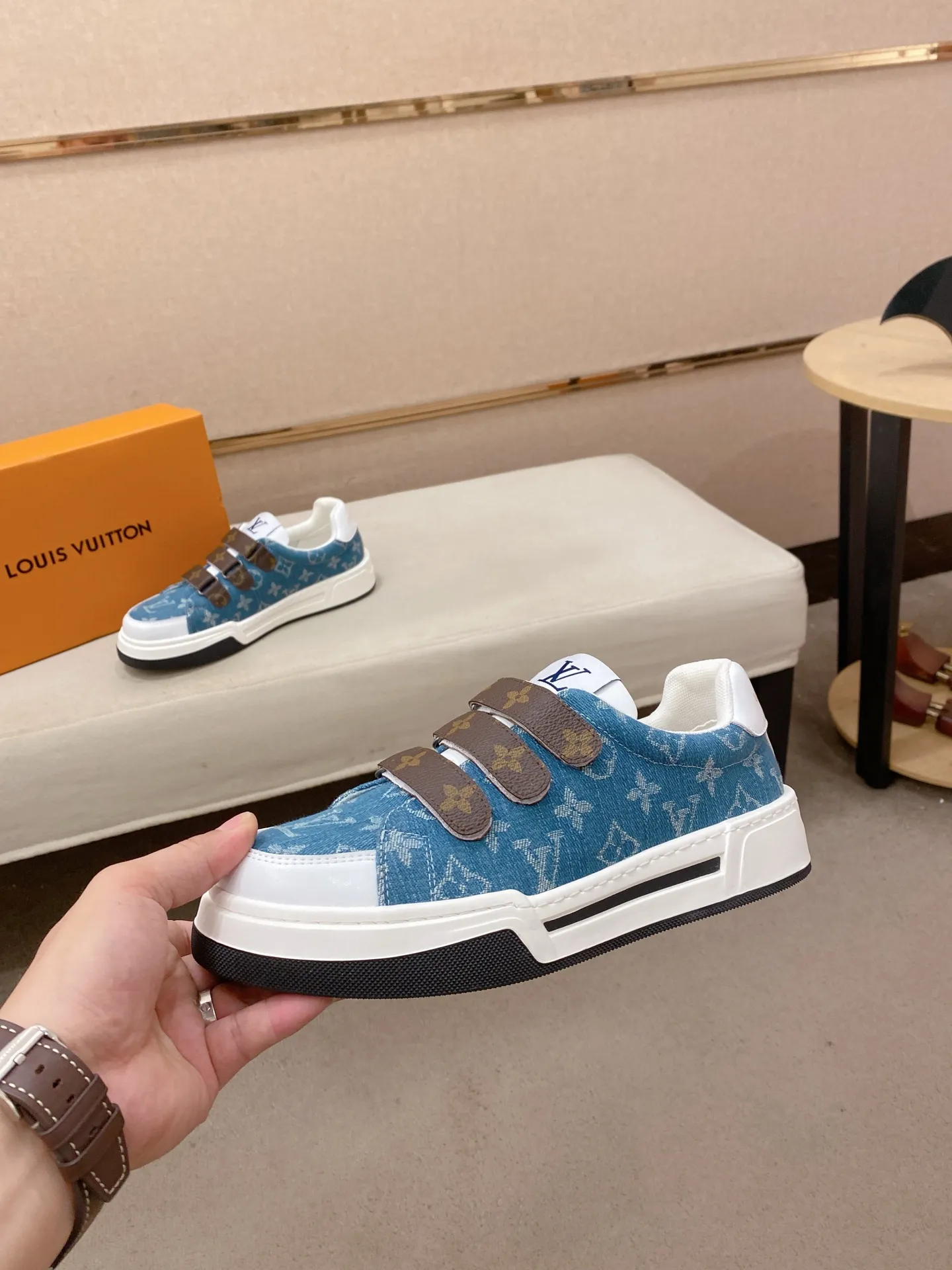 Men's shoes💰 420💰Louis Vuitton (Louis Vuitton/LV) top 🔍🔍 new models are on sale at the same time, the upper 🇮🇹 imported first-layer cowhide from Italy, fully imported sheepskin lining 💪💪, completely 1⃣️ to 1 ⃣️Re-engraved🇮🇹💪💪, ⚠Sole: The original sole is specially provided by the original factory, the exclusive movable molded sole is super comfortable, ⚠The original factory follows the order, 🔍🔍high quality, you can enter and exit the counter at will, welcome to compare⚠. Code number:38-44